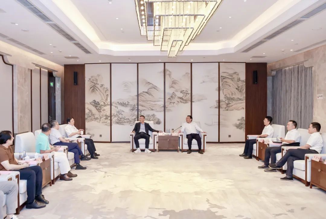 江西省萍鄉(xiāng)市委副書記、市長(zhǎng)熊運(yùn)浪會(huì)見天高集團(tuán)李平總裁一行